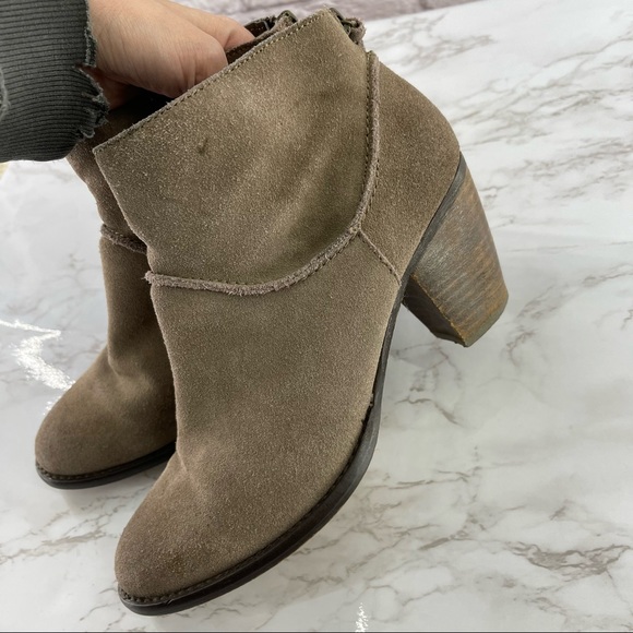 Steve Madden Suede Ankle Booties Zip Up Taupe Block Heel Size 7.5 - Picture 3 of 8